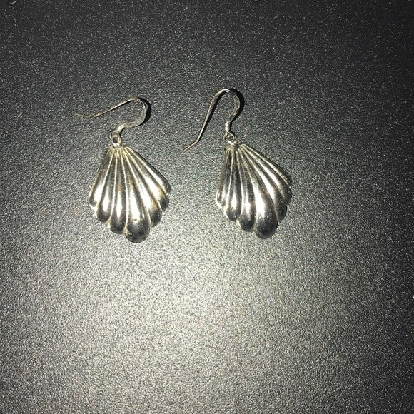 Silver shell Wire earrings Ribbed Tarnish resistant - Picture 4 of 9